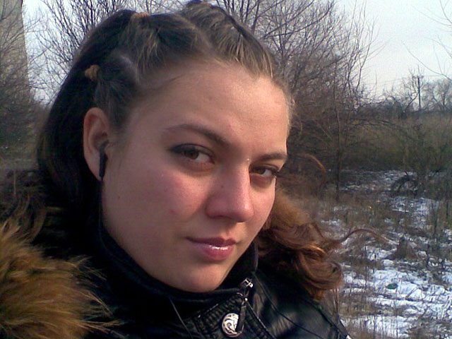 В Ростовской области расследуют гибель 19-летней Светланы Кириенко, которая на аллее, расположенной в самом центре Донецка, получила удар током от железной спинки скамейки