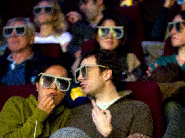 Кинотеатры в этом году продолжили терять зрителей, разочаровавшихся в 3D, сиквелах и ремейках, кинопрокатчики в ответ вынуждены поднимать цены на билеты