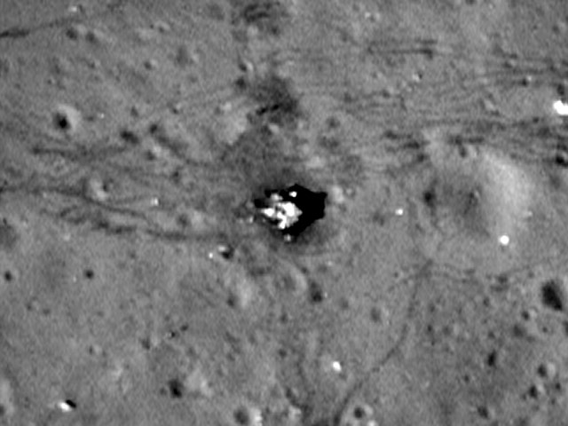 Американское аэрокосмическое агентство (NASA) опубликовало снимки поверхности Луны, на которых видны следы пребывания на спутнике американских астронавтов, прилетавших туда на "Аполлонах"