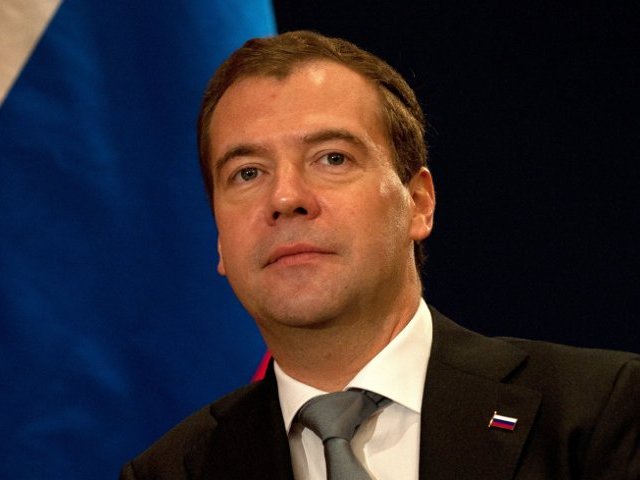 Президент России Дмитрий Медведев приедет в Ярославль. Глава государства, собиравшийся туда на Мировой политический форум, скорректировал программу из-за катастрофы самолета, унесшей жизни 45 человек
