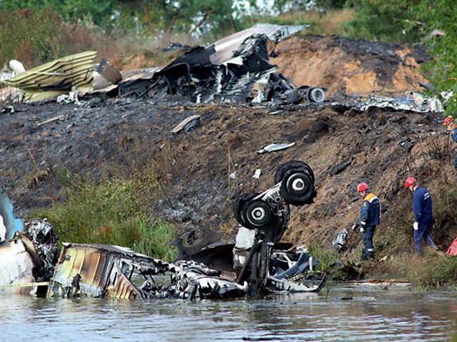 Водолазы МЧС завершили обследование обломков самолета Як-42, попавших в Волгу после крушения лайнера, подводные работы продолжатся на рассвете