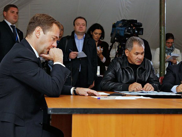 Президент Дмитрий Медведев, изменив из-за крушения самолета Як-42 под Ярославлем график работы и возложив цветы к месту трагедии, унесшей жизни 43 человек, прибыл на совещание в оперативном штабе по ликвидации последствий авиакатастрофы