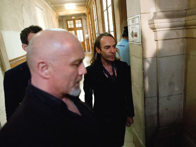 Исправительный суд Парижа приговорил британского модельера Джона Гальяно за антисемитские высказывания к штрафу в 6 тысяч евро с испытательным сроком