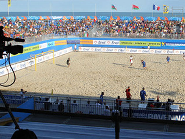 Сборная России по пляжному футболу впервые в истории вышла в полуфинал чемпионата мира, который проходит в итальянской Равенне