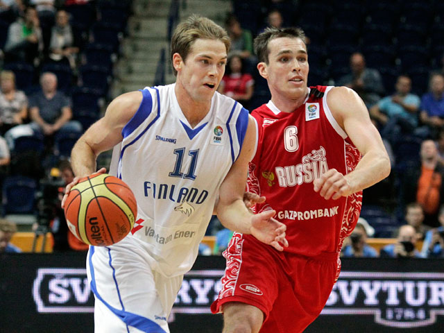 В стартовом матче второго группового турнира чемпионата Европы по баскетболу среди мужских команд сборная России уверенно переиграла соперников из Финляндии со счетом 79:60