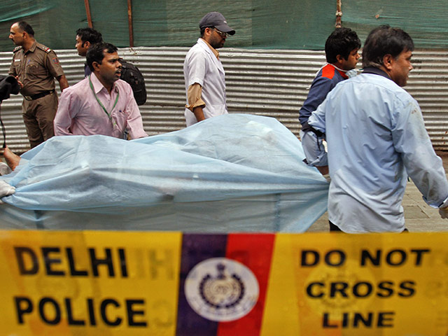 Жертвами мощного взрыва, прогремевшего у здания Верховного суда Нью-Дели в среду утром, стали 13 человек, более 70 пострадали