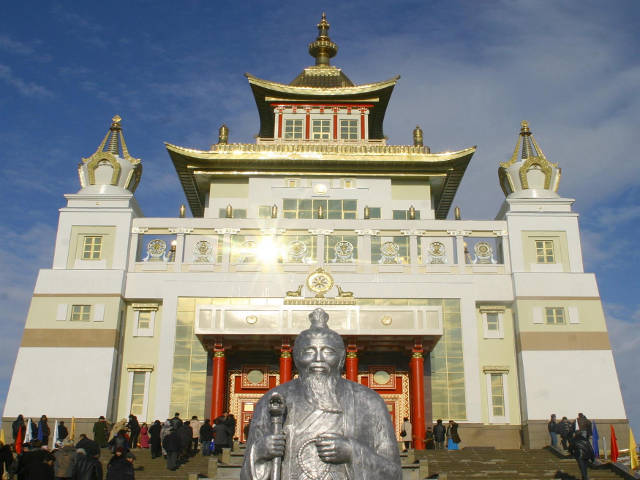 Более сотни участников встречи соберутся в "Золотой обители Будды Шакьямуни" в Элисте - самом большом буддийском храме в России и Европе