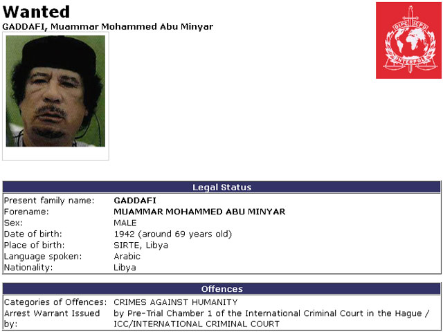 Интерпол сегодня выдал ордер на арест свергнутого ливийского лидера Муаммара Каддафи, который в настоящее время скрывается от захвативших власть повстанцев