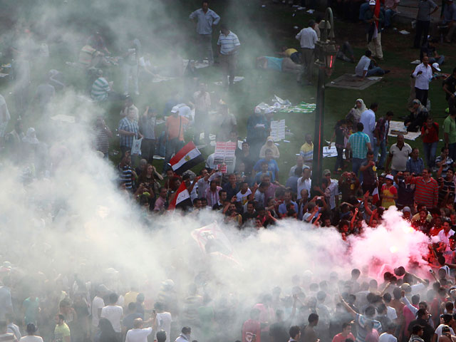 В Египте протестующая толпа предприняла попытку штурма здания МВД в центре столицы, расположенного рядом со знаменитой площадью Тахрир, вновь ставшей сегодня центром выступления политических сил Египта