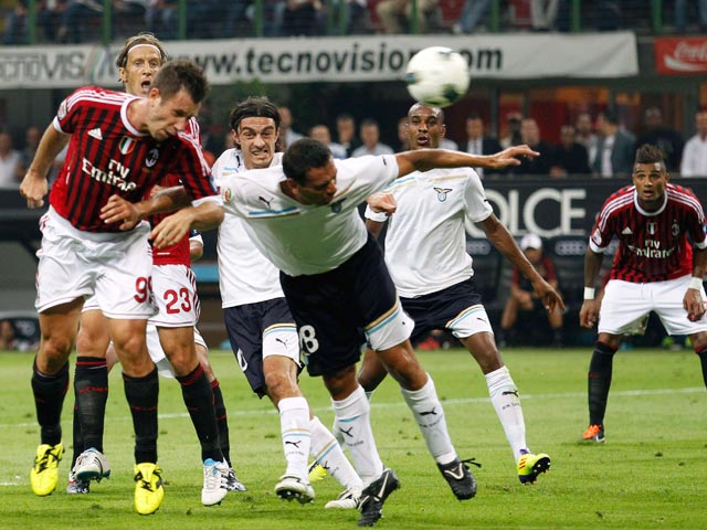 В первом матче чемпионата Италии "Милан" ушел от поражения в домашнем матче с "Лацио". Встреча завершилась вничью - со счетом 2:2