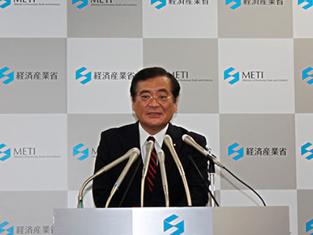 Японский министр, грозивший помазать журналиста "радиацией", ушел в отставку