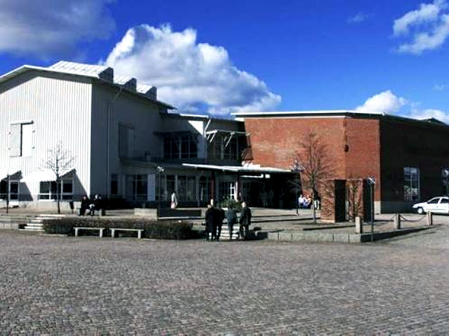 В городе Гетеборг на западе Швеции задержаны 4 человека, подозреваемые в подготовке теракта. Арест был проведен ночью у выставочного зала "Красный камень", откуда были эвакуированы все посетители