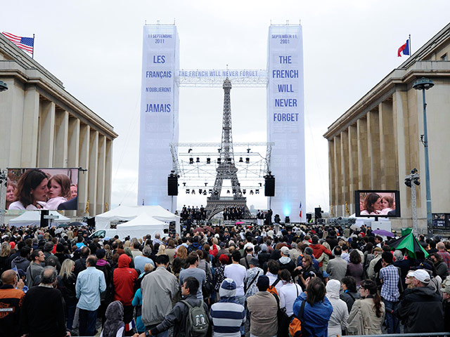 Французы на 10-ю годовщину терактов в США организовали крупнейший в Европе день памяти под 25-метровыми копиями башен-близнецов
