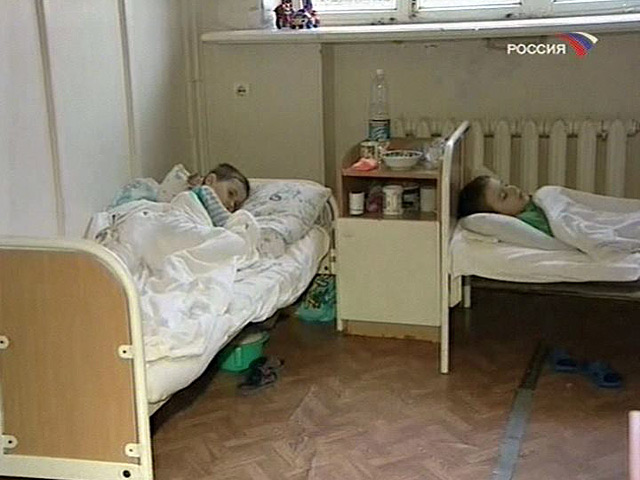 44 ребенка, возвращавшихся из Новороссийска в Карелию, были госпитализированы с поезда Новороссийск-Мурманск с признаками пищевого отравления. Кроме того, в больницу попали несколько взрослых