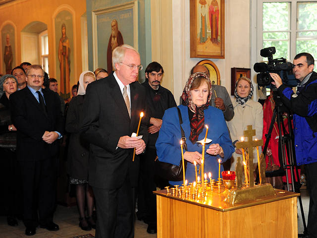 На богослужении в Москве, которое совершалось на церковнославянском и английском языках, присутствовали посол США в РФ Джон Байерли c супругой