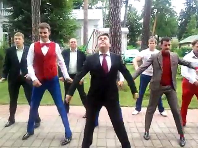 Руководство Первого канала решило удалить из смонтированной передачи о традиционном фестивале КВН "Голосящий КиВиН" в Юрмале пародию на "зажигательный" танец президента Дмитрия Медведева
