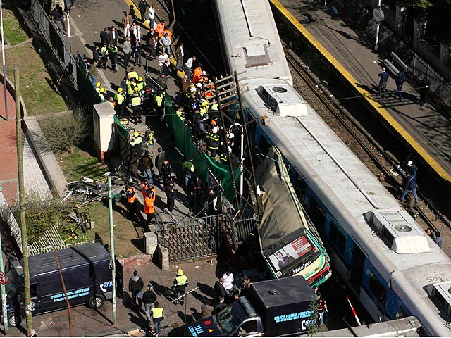 В результате столкновения пассажирского автобуса сразу с двумя поездами в столице Аргентины во вторник не менее семи человек погибли и около 170 получили ранения различной степени тяжести