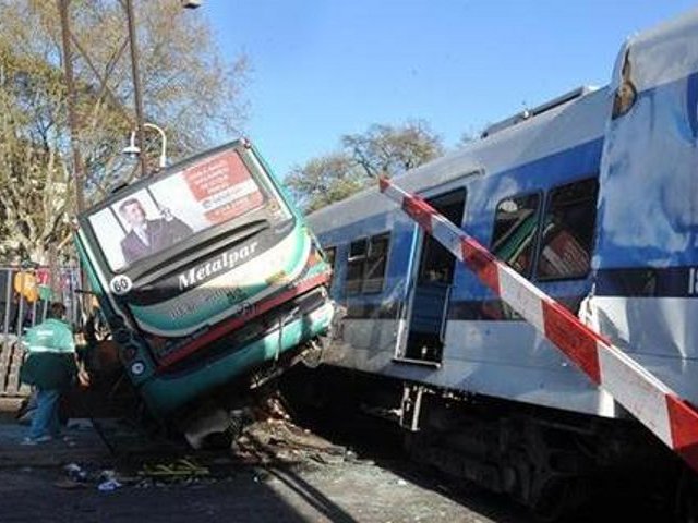 До 11 человек возросло число погибших в результате столкновения автобуса с пригородным поездом в аргентинской столице