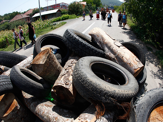 Баррикады в городе Митровица появились после того, как власти Косово пообещали установить контроль над двумя пограничными пунктами, где живут преимущественно сербы