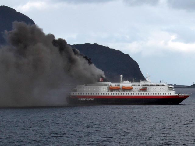 Два человека погибли и еще два пропали без вести при пожаре на круизном лайнере Nordlys компании Hurtigruten на западе Норвегии в четверг утром
