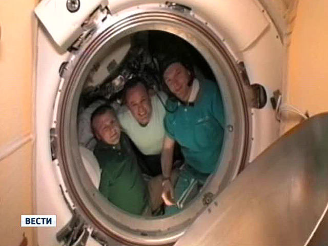 Трое космонавтов, завершившие длительную командировку на МКС, летят к Земле, спускаемый аппарат корабля "Союз" должен приземлиться в казахстанской степи
