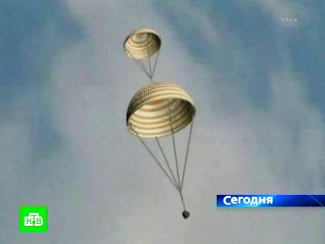 Спускаемый аппарат именного корабля "Союз" с тремя космонавтами из экипажа МКС-27/28 сегодня в 08:00 по московскому времени совершил посадку в казахстанской степи