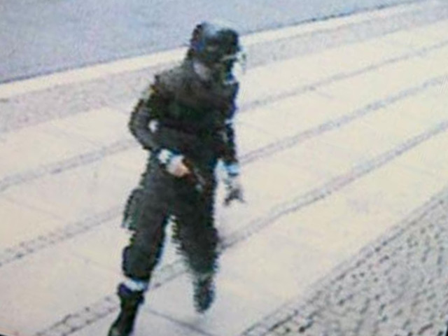 Норвежского террориста Андерса Брейвика, жертвами которого в минувшем июле стали 77 человек, сняли камеры наблюдения в правительственном квартале Осло незадолго до взрыва заложенной им бомбы