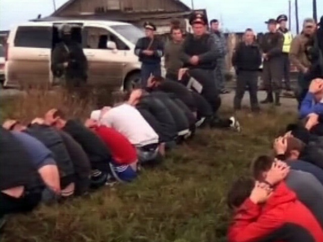 Предотвращенная полицейским спецназом массовая драка в городе Артемовском Свердловской области, когда было задержано около 100 человек и обнаружено оружие, оказалась сходкой двух крупнейших местных славянских группировок