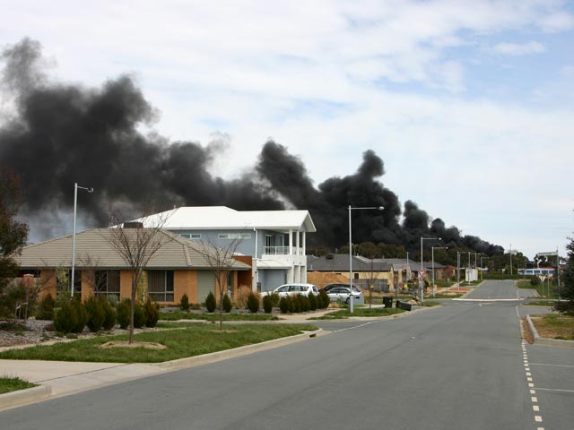 Жителей австралийской столицы эвакуировали из-за пожара на химзаводе - оттуда валит ядовитый дым