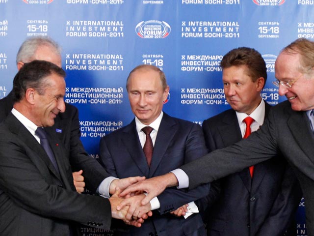В рамках международного экономического форума в Сочи российская "Газпром нефть" и итальянская Eni подписали договор, возвращающий россиян к ведению бизнеса в Ливии, где в августе сменилась власть