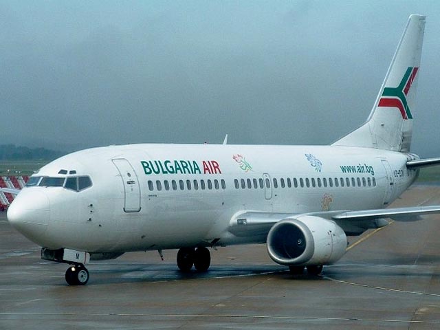 Bulgaria Air объявила, что рейсы отменены из-за финансовых разногласий с болгарским туристическим холдингом "Алма Тур", задолженность которого перед авиакомпанией, по данным последней, составляет 3,5 миллиона евро