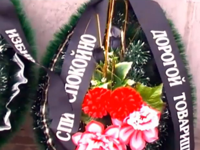 Лидеру "Справедливой России" Сергею Миронову во время визита в Хабаровск подарили траурные венки