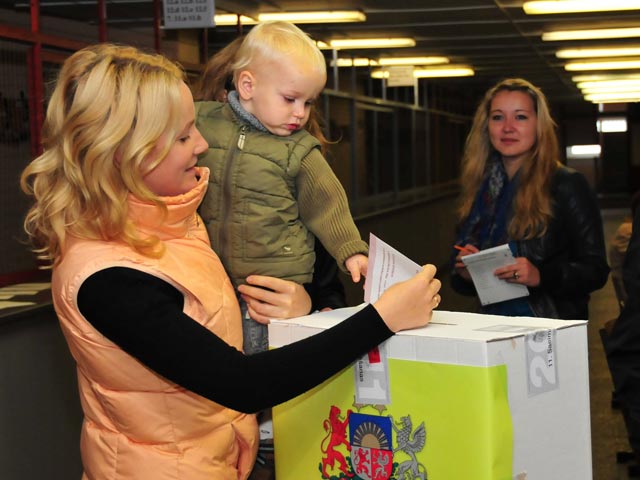 Центральная избирательная комиссия Латвии подсчитала результаты выборов на 895 из 1027 участков, где в субботу проходили парламентские выборы