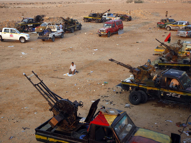 Ливийские повстанцы захватили аэропорт и военную базу близ города Сирт