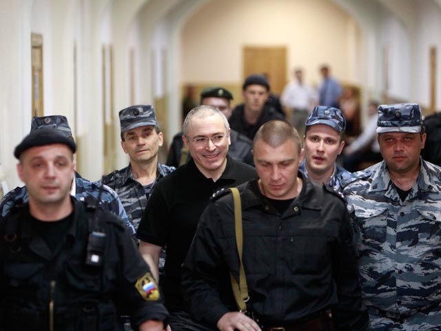 Экс-глава ЮКОСа Михаил Ходорковский написал новую статью "Россия, за которую меня посадили", в которой советует президенту Дмитрию Медведеву, как изменить политическую систему в стране, если он останется во главе государства еще на один срок до 2018 года