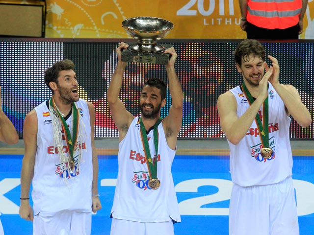 Сборная Испании по баскетболу второй раз подряд стали победителем чемпионата Европы. Накануне в финальном матче испанцы выиграли у команды Франции со счетом 98:85
