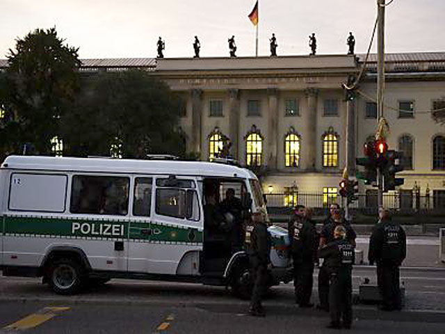 В Университете имени Гумбольдта (находится в самом центре Берлина) вечером в понедельник была проведена эвакуация из-за угрозы взрыва бомбы