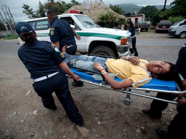 По меньшей мере три человека погибли и шесть пострадали в результате трех землетрясений магнитудой от 4,8 до 5,8, произошедших менее чем за полтора часа на юге Гватемалы