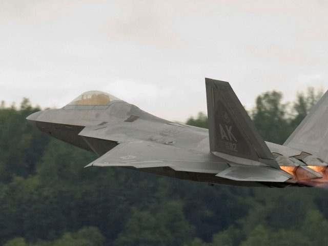 Руководство ВВС США приняло решение возобновить полеты новейших истребителей-"невидимок" F-22 Raptor, прекращенные 4 месяца назад из-за проблем в системе обеспечения пилотов кислородом