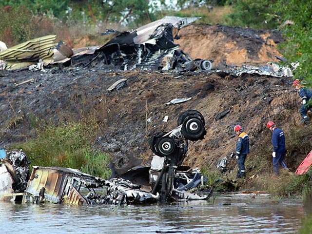 Расследующие катастрофу Як-42 специалисты Межгосударственного авиационного комитета (МАК) обнаружили на взлетно-посадочной полосе аэропорта "Туношна" под Ярославлем черный след последнего торможения самолета
