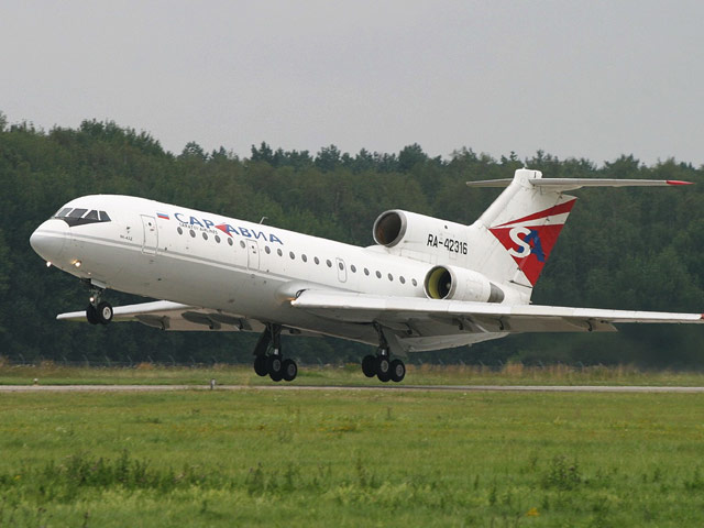 Очередное ЧП с Як-42 - самолет вернулся в Саратов из-за неполадок в двигателе