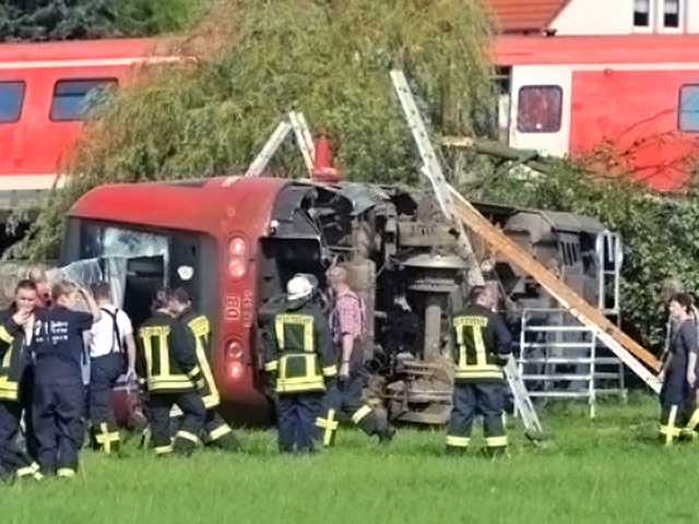 Поезд врезался в автомобиль на железнодорожном переезде в Германии близ городка Бад Лаузик неподалеку от Лейпцига, более 50 человек получили ранения, движение на путях между Лейпцигом и Хемницем закрыто
