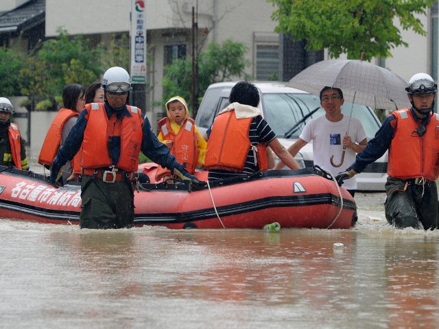 Два человека погибли и не менее десяти получили ранения в результате обрушившегося на Японию тайфуна "Роке", который продолжает свое движение по направлению к японской столице