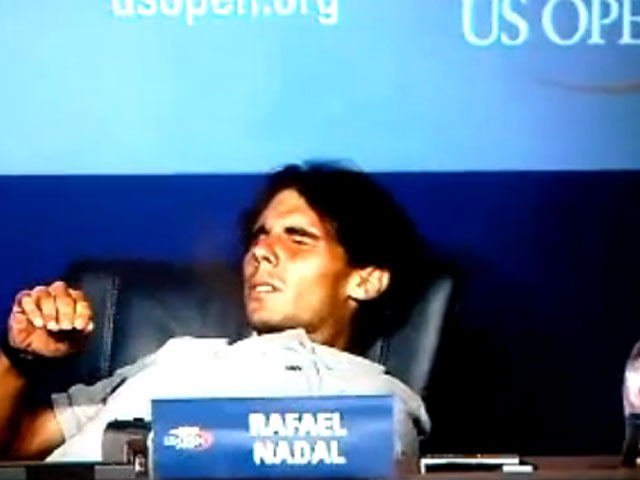 Напомним, что Надаль общался со СМИ после матча с аргентинцем Давидом Налбандяном. Вдруг он откинулся в кресле и закрыл лицо руками