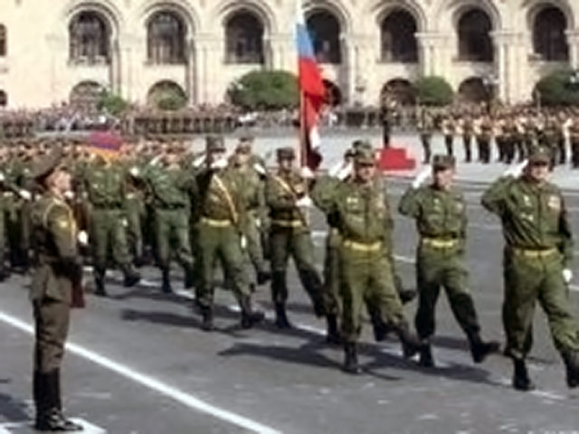 Российские солдаты 102-й военной базы, дислоцированной в городе Гюмри, приняли участие в военном параде в Ереване по случаю двадцатилетия независимости Армении