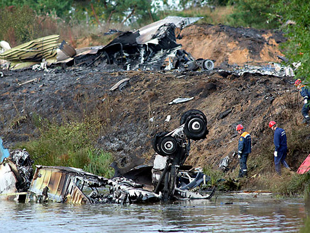 В ходе расследования крушения самолета Як-42 с хоккеистами ярославского "Локомотива" на борту появились новые версии инцидента