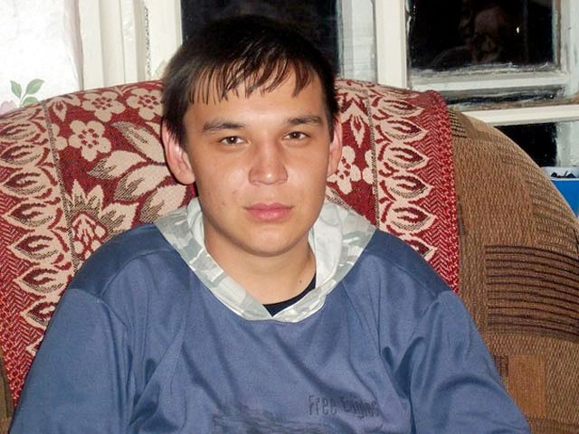 Изучив по фотографиям следы от ран на теле погибшего в Еланском гарнизоне Свердловской области 20-летнего срочника Руслана Айдерханова, эксперты пришли к выводу, что его ударили ножом, а потом забили