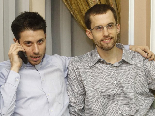 Самолет с двумя освобожденными из тегеранской тюрьмы гражданами США, Шейном Бауэром и Джошуа Фэттэлом, приземлился в Омане