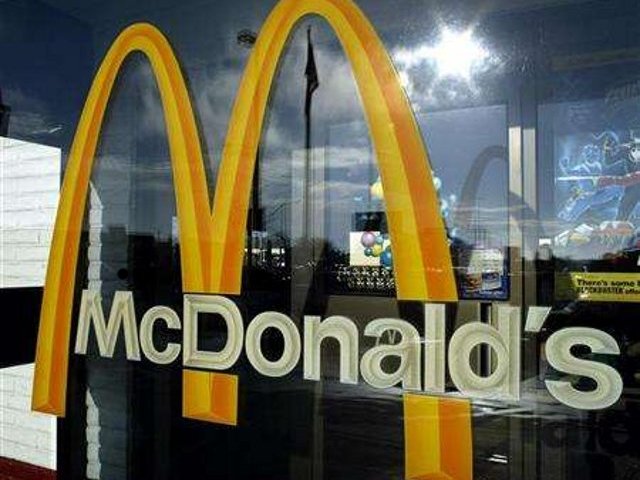 По меньшей мере 14 человек получили ранения в результате обрушения гипсового потолка в ресторане McDonald's в центре аргентинской столицы