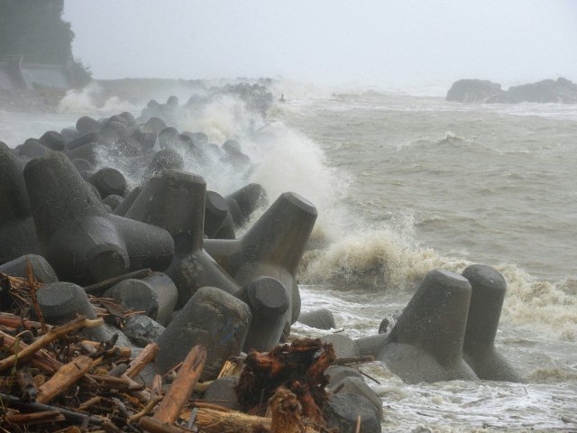Тайфун "Роке", подошедший сегодня с утра к Южным Курилам, обрушил на них сильнейший ливень и ветер, порывы которого на Кунашире достигают ураганной силы: до 37 метров в секунду